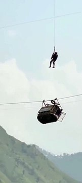 Pakistán: Dramático operativo de rescate a siete chicos atrapados en una aerosilla