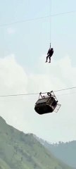 Pakistán: Dramático operativo de rescate a siete chicos atrapados en una aerosilla