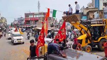 शहर में निकली हनुमंत ध्वज यात्रा, जेसीबी से बरसे फूल