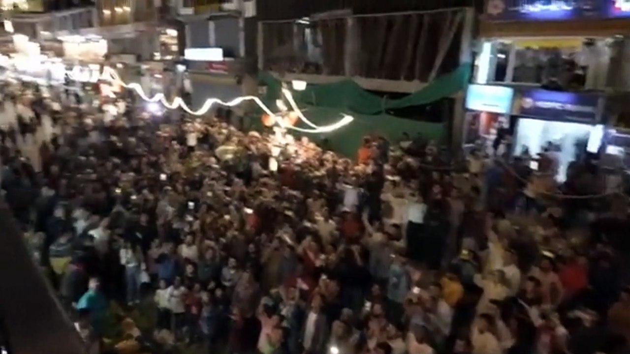 Rahul Gandhi meets Army veterans in Leh, waves tricolour with them