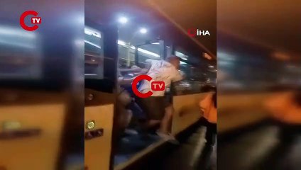 Kadıköy'de otobüste gerginlik Yolcular tarafından zorla indirildi