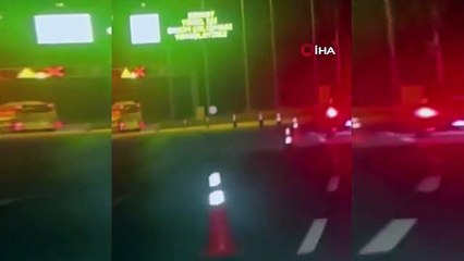 Çekmeköy'de trafikte dubaların arasında zikzak yaparak ilerleyen otomobil sürücüsü kamerada