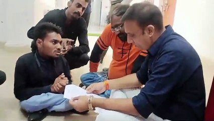 महापंचायत की मांग लेकर पहुंचे दिव्यांगों के साथ फर्श पर बैठे एडीएम