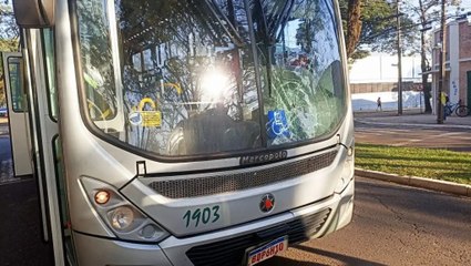 Acidente entre ônibus e patinete elétrica deixa jovem em estado grave