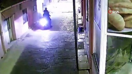 İZMİR’DE BİR GECEDE 3 İŞ YERİNİ SOYDULAR, SERBEST KALDILAR