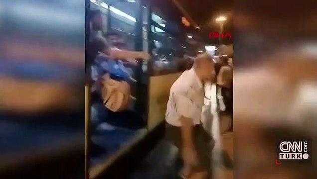 Kadıköy'de otobüste gerginlik: Bebekli kadına saldıran kişi yaka paça indirildi