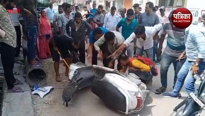 सड़क पर चलती स्कूटी पर आकर बैठा सांप, मचा हड़कंप