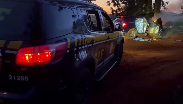 Veículo bate e pega fogo ao fugir da PRF em Cascavel