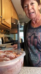 Grand-mère casse son couteau sur une boulette de viande congelée