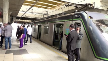 Políticos visitam estações de metrô para fazer relatório com os problemas do sistema de transporte