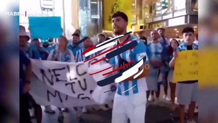 Kulüpleri transfer yapmayınca taraftar rastgele seçtikleri bir turiste yeni transfer muamelesi yaptı