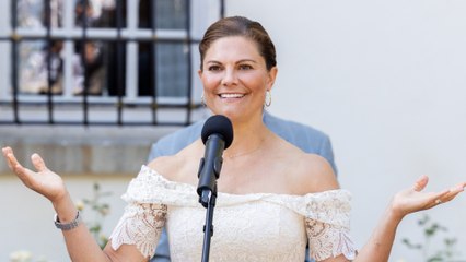 GALA VIDEO - Victoria de Suède immortalise ses enfants Estelle et Oscar pour la rentrée des classes !