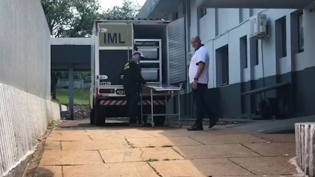 Corpo de Moacir Faria, 41 anos, que morreu esfaqueado em Três Barras é levado ao IML