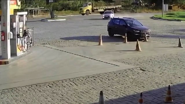 Motorista foge de blitz de blitz na BR-101 e bate em bomba de posto de combustível; assista