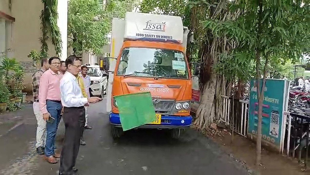 दिखाई हरी झंडी, वैन ने लिए खाद्य पदार्थ के सैंपल