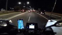 Un motard se fait voler son telephone en pleine route