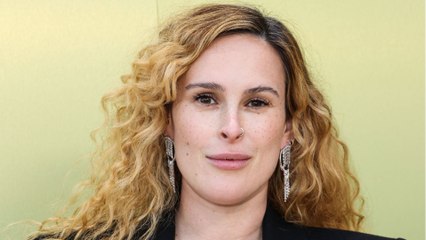 GALA VIDÉO - PHOTO - Rumer Willis en train d’allaiter son bébé : attaquée, elle répond à ses détracteurs