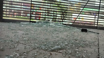 Porta de sala comercial é destruída por disparo de arma de fogo em ocorrência de roubo de carro