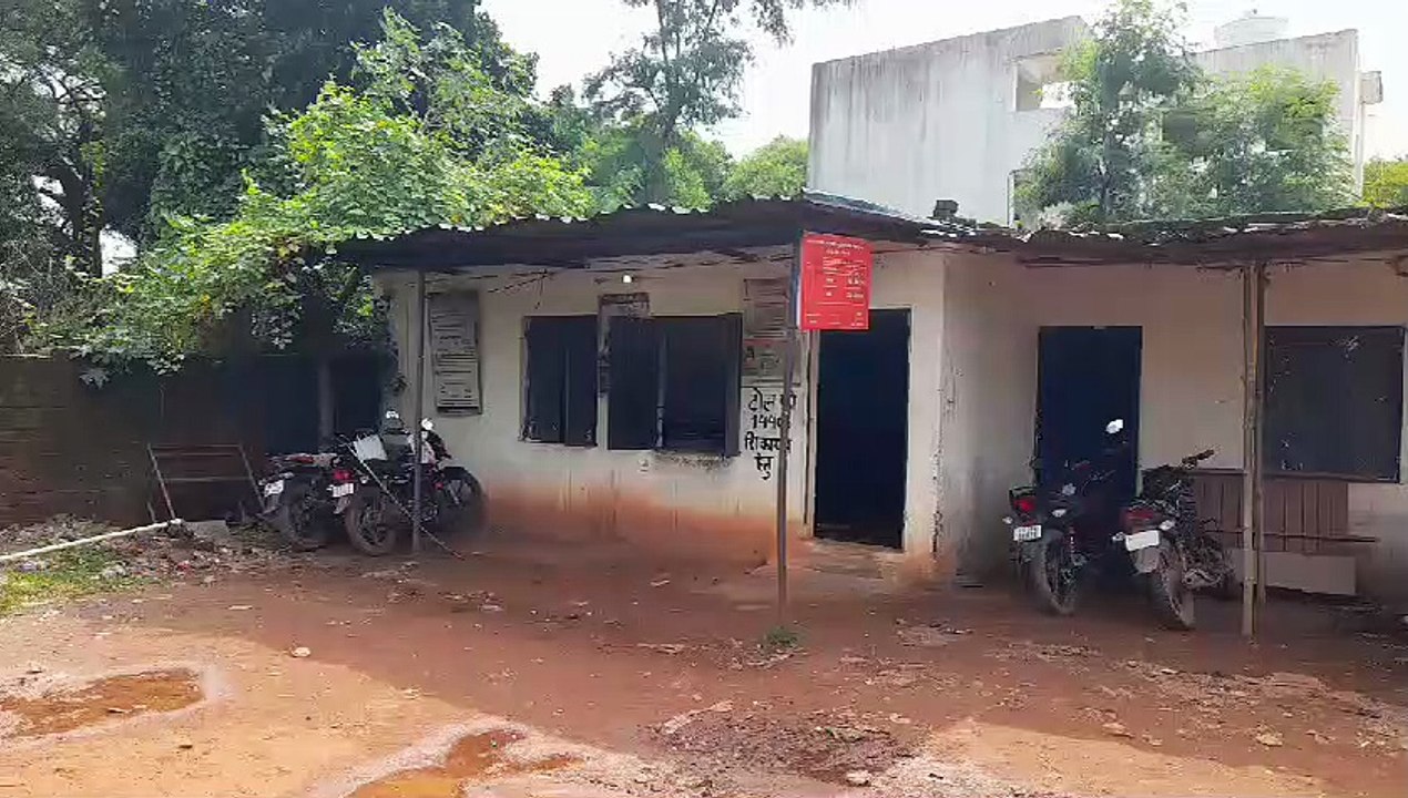 Thieves broke into the liquor shop and took awa...