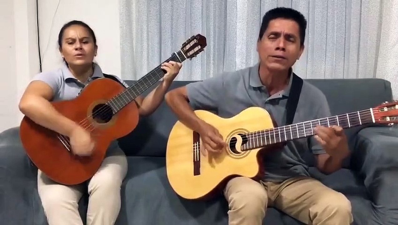 Padres de Kevin Pedraza interpretan en do emotiva cancin Todos llevan un calvario dentro de su corazn