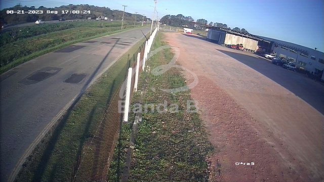 Ônibus escolar com 25 crianças se envolve em acidente na BR-277