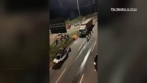 Caminhão perde o freio e bate em carros no Anel Rodoviário, em BH