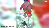 Vasco Rossi gioca in mare con una medusa: 
