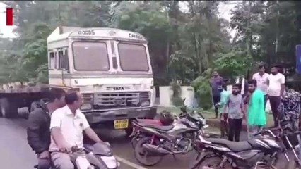 खंडवा: अनियंत्रित ट्राले ने स्कूल वैन को मारी जोरदार टक्कर, नशे में था ड्राइवर