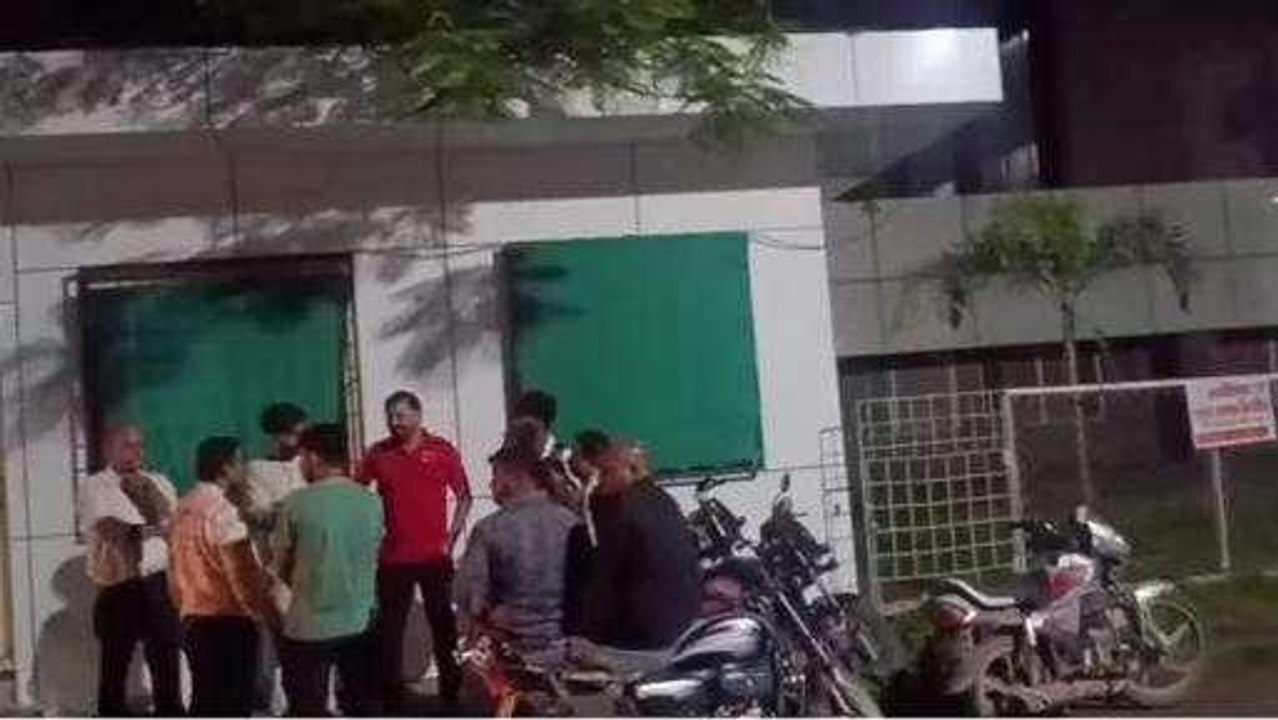 देवास: अनियंत्रित भारी वाहन की टक्कर से बाइक सव...