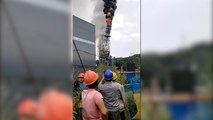 Khoảnh khắc tháp khử lưu huỳnh của nhà máy nhiệt điện cháy dữ dội và đổ sập