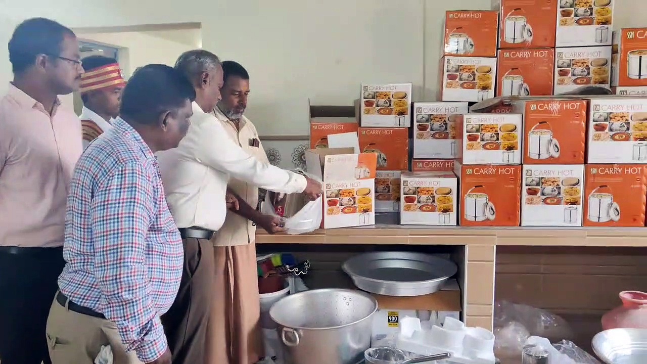 நகராட்சி துவக்கப்பள்ளியில் வழங்கப்படும் உணவை சாப்பிட்டு ஆய்வு மேற்கொண்ட மாவட்ட ஆட்சியர்