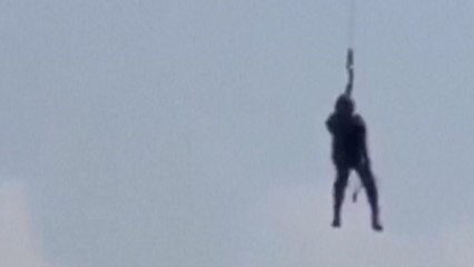 파키스탄 274ｍ 상공서 케이블카 멈춰...12시간만에 8명 전원구조 / YTN