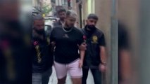 İstiklal Caddesi'nde Araplara özgü kıyafetler giyerek para saçanlara gözaltı
