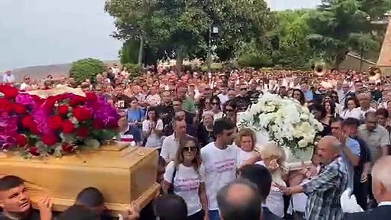 "Vola in alto insieme a mamma", a Nicotera dolore e commozione per l'addio ad Antonella e alla sua piccola Maya