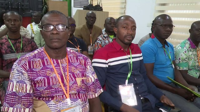 La CEI remet les affiches et spécimens de bulletins de vote aux candidats des élections locales 2023