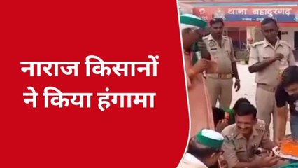 हापुड़: ज्ञापन लेने नहीं पहुंचे थानेदार तो थाने में धरने पर बैठे किसान, जमकर हंगामा