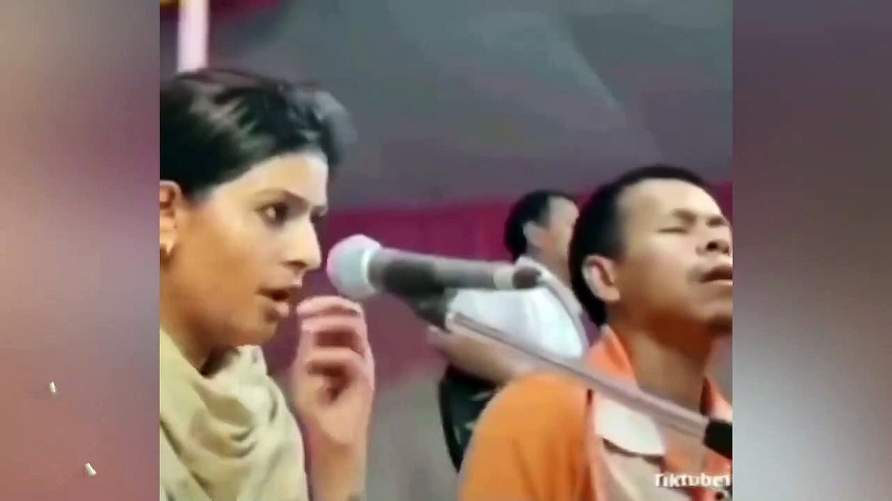 Şarkı söylerken kendinden geçen Hintli kadın