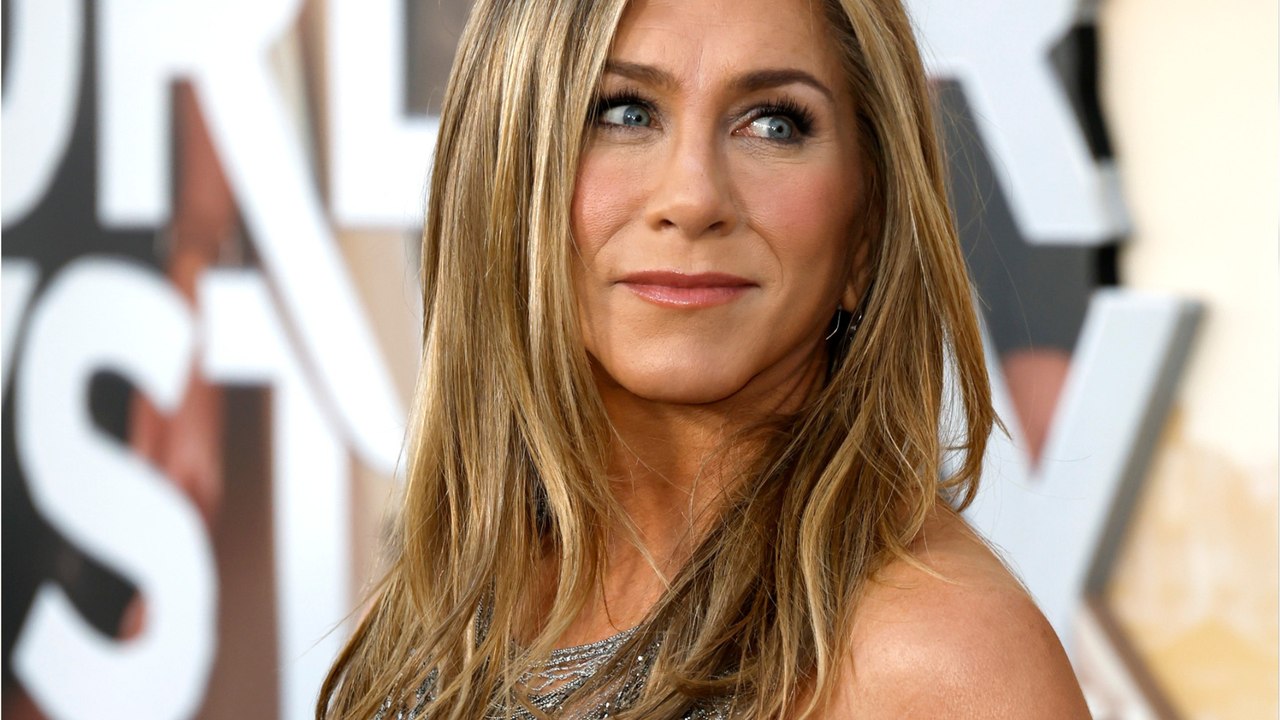 GALA VIDÉO - Jennifer Aniston cash sur sa relation difficile avec son père : “Je me sens plus proche de lui depuis qu’il est mort”