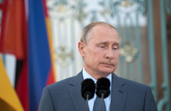 Wladimir Putin ist im Kreml nicht sicher , da sich die Führungsspitze nach völligem Versagen gegen ihn wendet