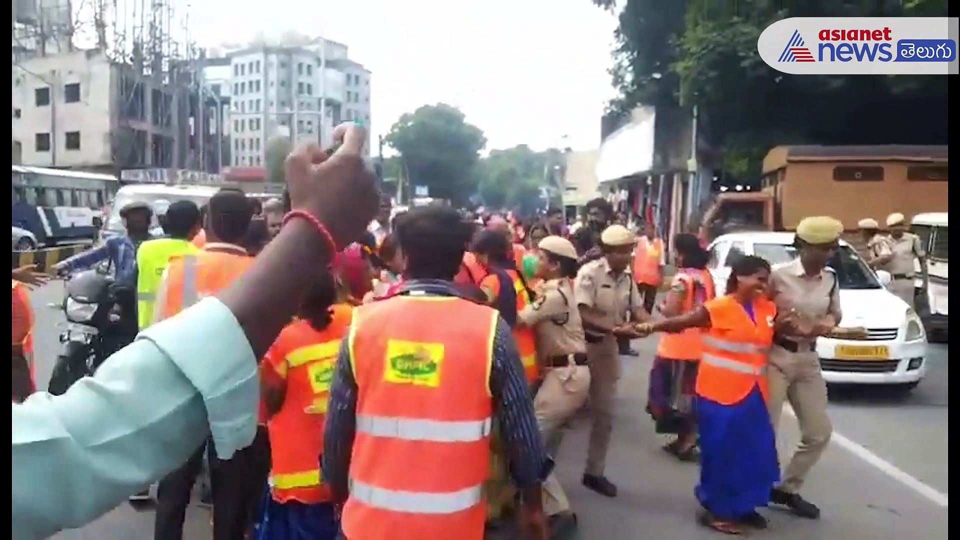 హైదరాబాద్ లో పారిశుద్ద్య కార్మికుల ఆందోళన... డిమాండ్లివే..!