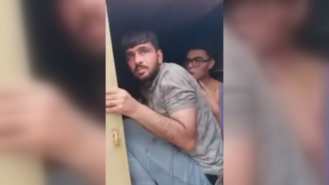 Yangının ortasında römorka kilitledikleri göçmenleri bırakıp kaçtılar