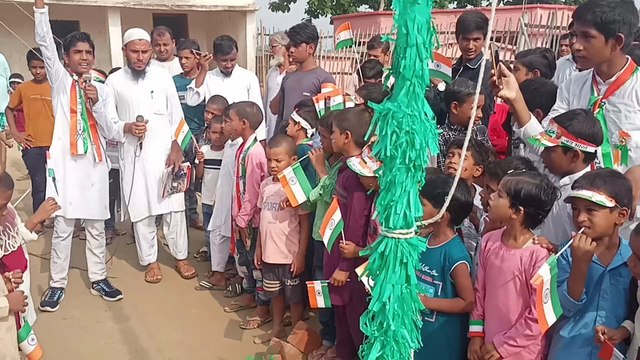 Hind Desh Ka Pyara Jhanda Uncha Sada Rahega Geet Gaya Gaya Jhanda Fahrane Ke Baad Ek Madrasa ke Student Ke Dwara