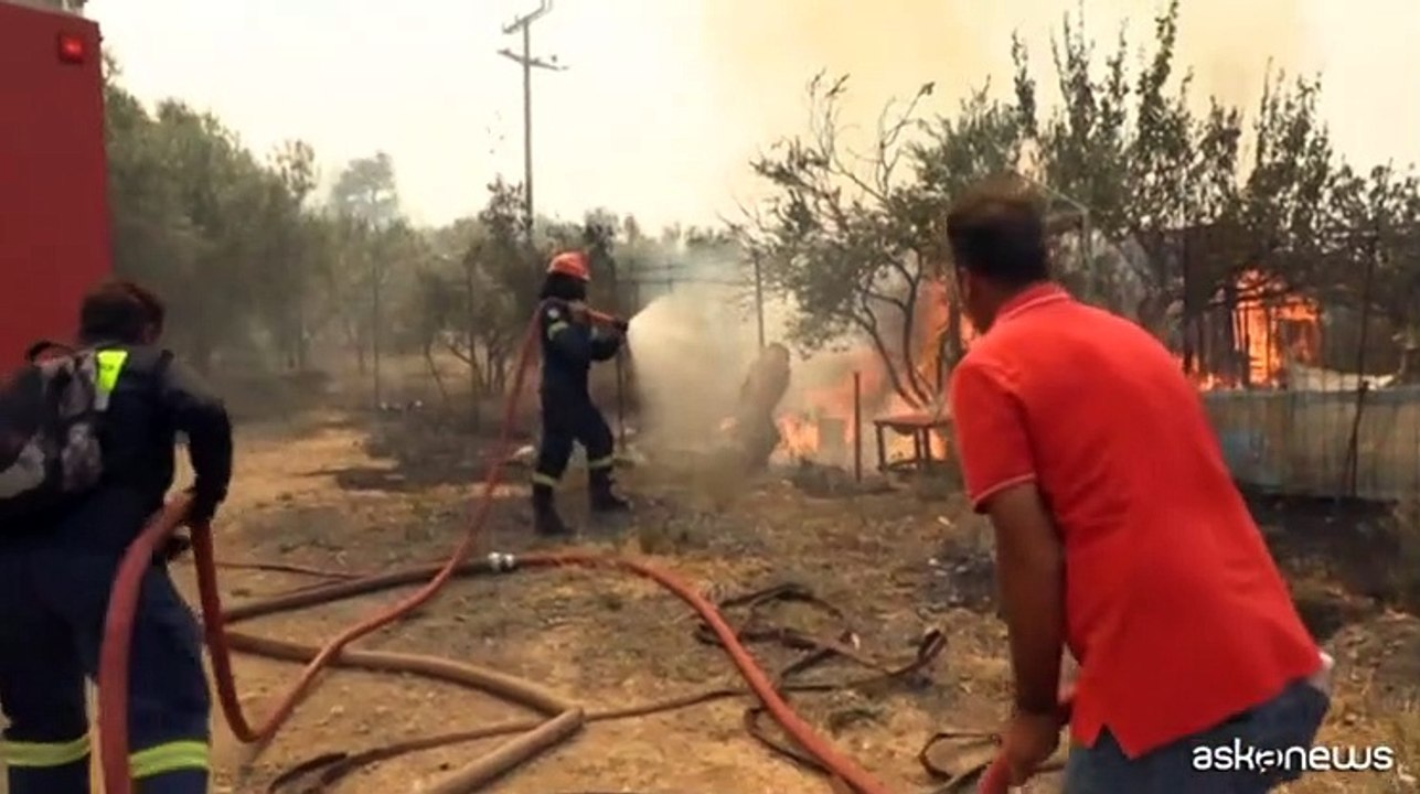 Nuova ondata di incendi in Grecia: morti e molti evacuati