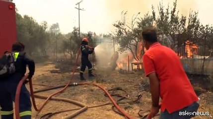 Nuova ondata di incendi in Grecia: morti e molti evacuati