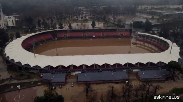 Inondazioni in Cile, lo stadio allagato si trasforma in una piscina