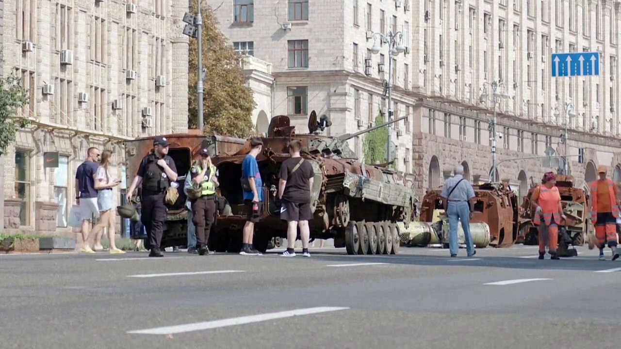 'Unsere Jungs sind Helden': Zerstörte russische Panzer in Kiew