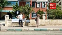 Şanlıurfa'da Bakan Yusuf Tekin’in toplantı yaptı bina önünde “şaibeli müdür” protestosu