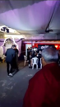 Jovem que comemora 15 anos chega à sua festa dentro de caixão