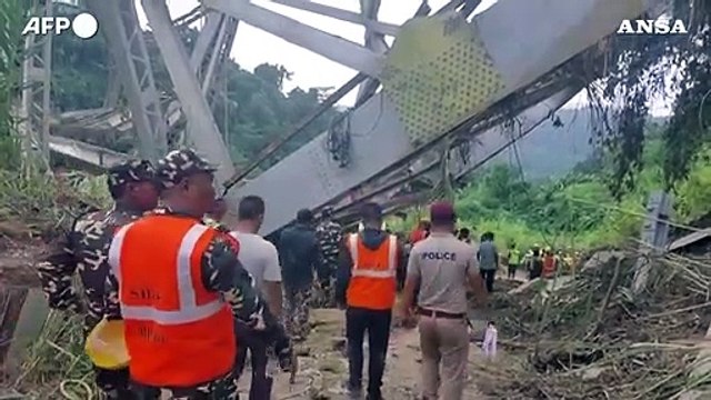 India, crolla un ponte ferroviario in costruzione: almeno 17 operai morti