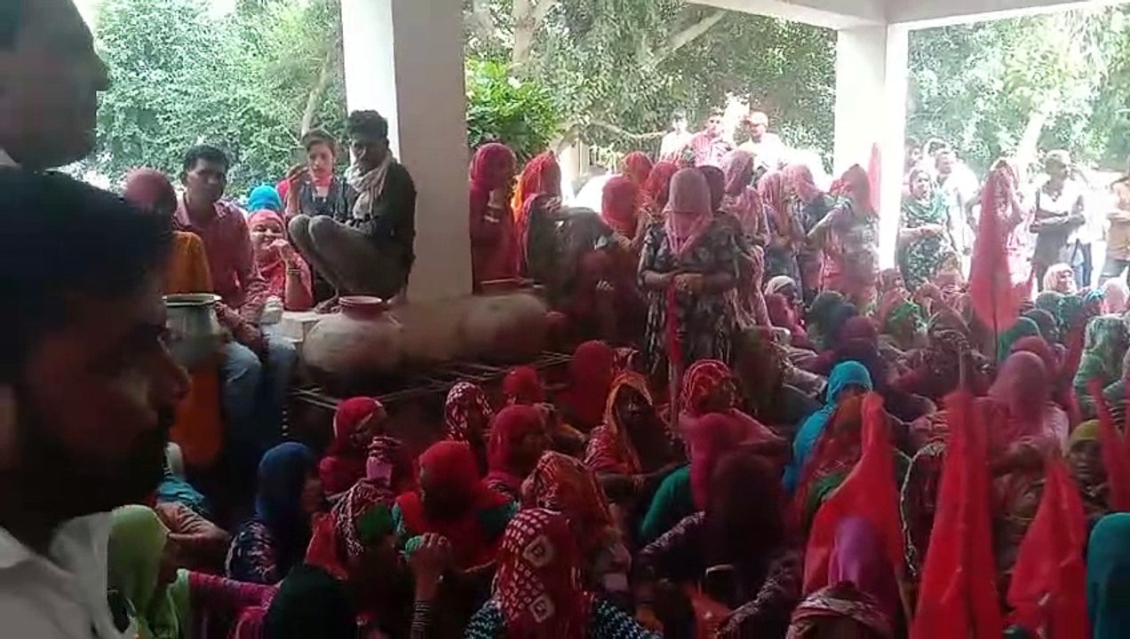 टास्क पूरा कर घर जाने देने की मांग को लेकर मनरेगा श्रमिकों ने किया घेराव